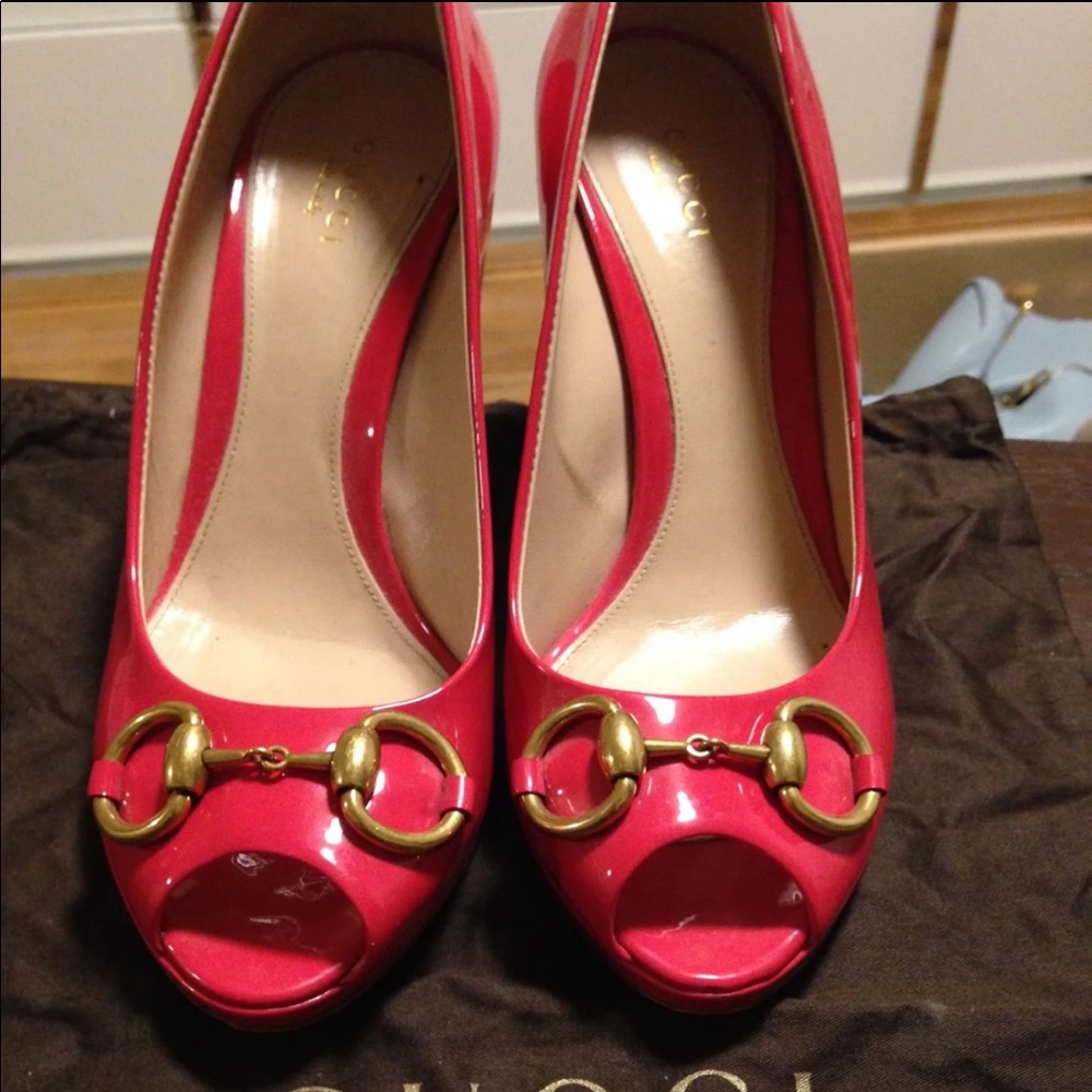 Gucci pink patent leather horsebit heels